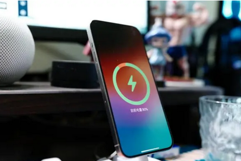 鲁甸苹果15换屏服务分享用什么充电器给iPhone15充电更好 